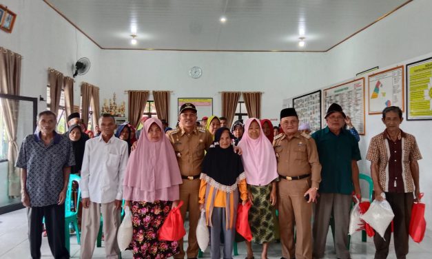 400 lansia terima sembako dari Bupati Parosil