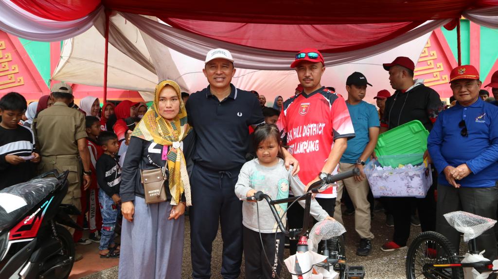 Jalan Sehat Dalam Rangka HUT Korpri, HUT Lambar, PGRI dan Hari Guru Nasional Banjir Doorprize