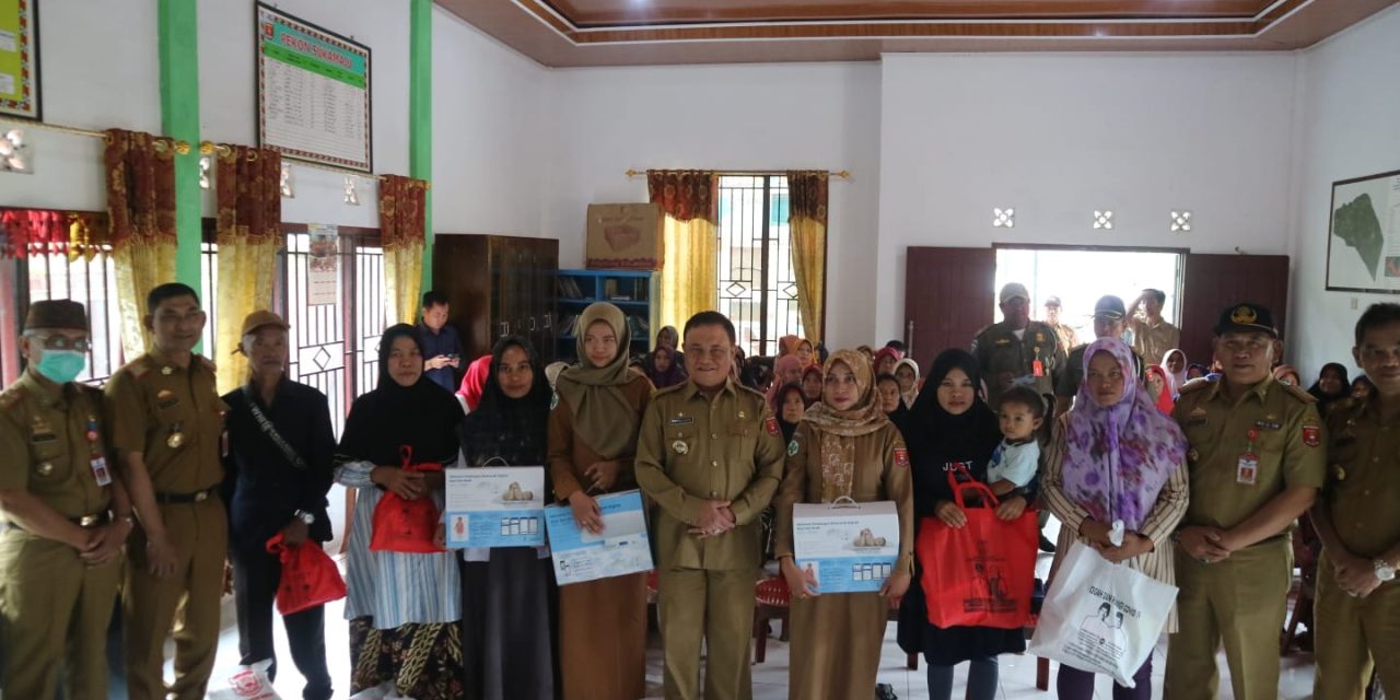 Wabup Mad Hasnurin Bagikan 800 Sembako Didua Kecamatan