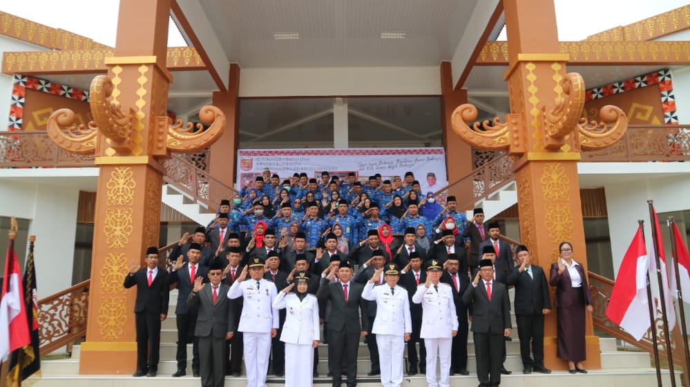 Menjelang Purna Bhakti, Bupati Parosil Lantik 77 Pejabat Pemkab Lambar