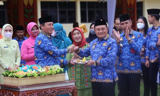 PNS Teladan di Pemkab Lampung Barat Terima Penghargaan dari Wakil Bupati