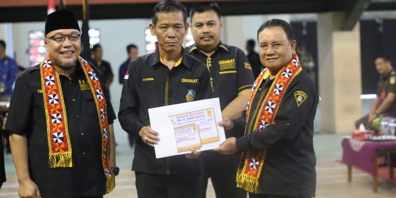 Hadiri Pelantikan DPC Granat, Wabup Mad Hasnurin Serahkan Beasiswa Untuk Keluarga Granat Lambar