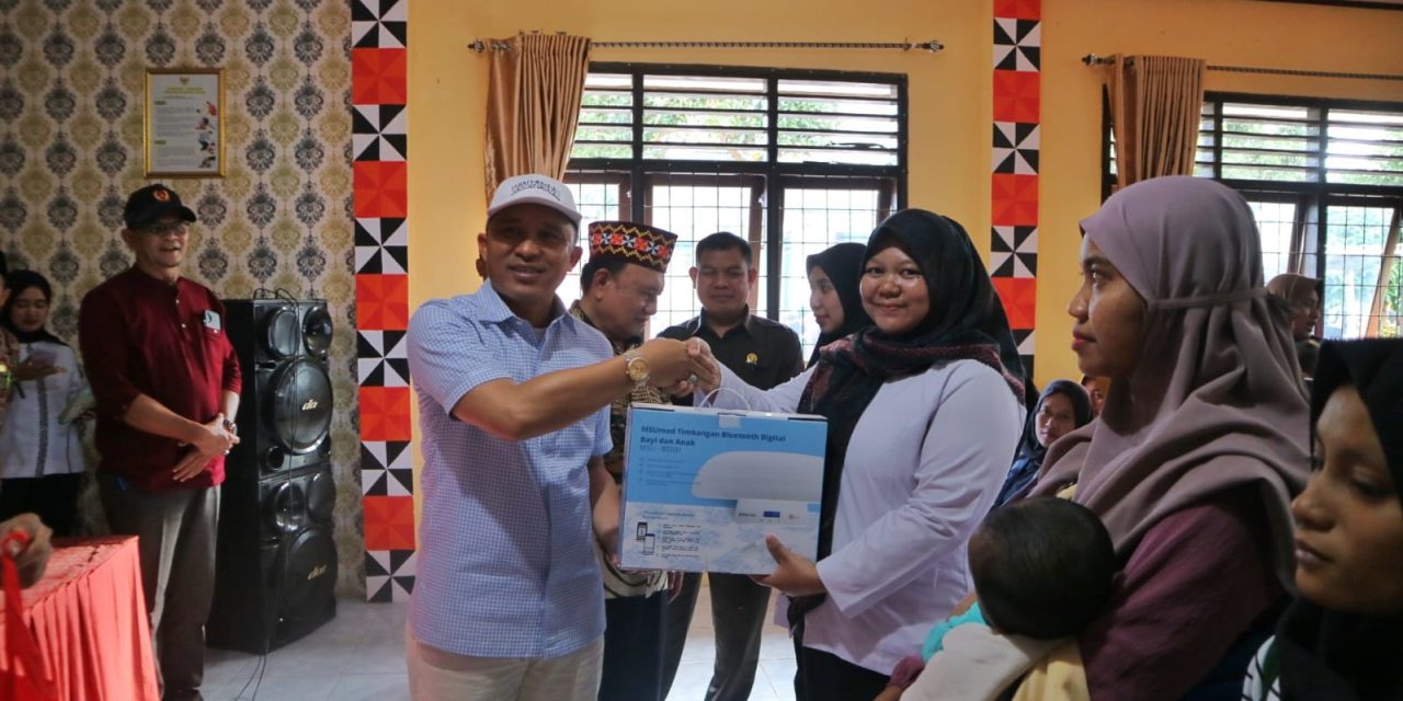 Bupati Parosil Bagikan Ratusan Sembako Ibu Hamil dan Menyusui