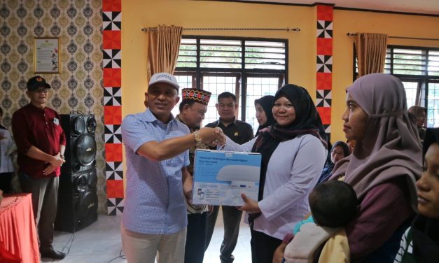 Bupati Parosil Bagikan Ratusan Sembako Ibu Hamil dan Menyusui