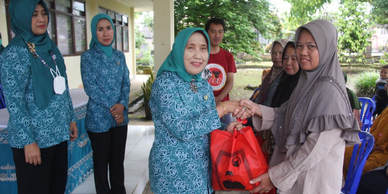 Sukseskan Gerakan Siger, TP-PKK Lambar Bagikan Sembako