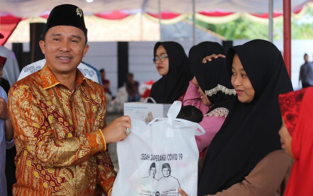Bupati Lambar Serahkan Bantuan Sembako untuk Lansia, Balita dan Bumil