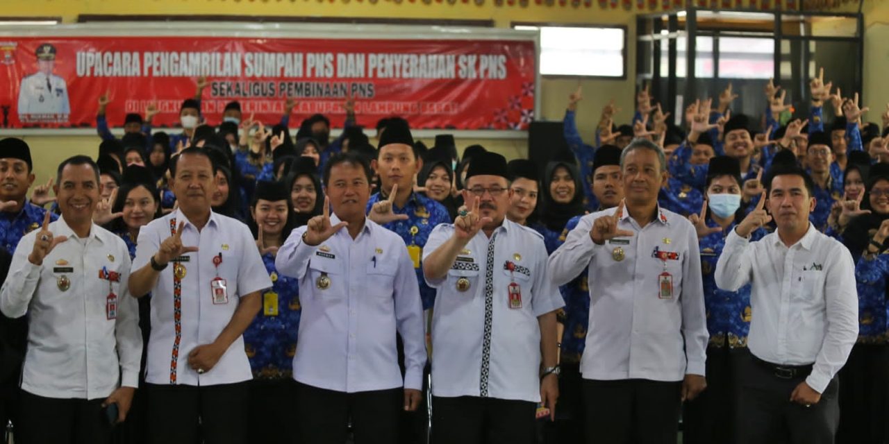 Pj Bupati Nukman Mengambil Sumpah Jabatan Sekaligus Serahkan SK PNS di Lingkungan Lambar