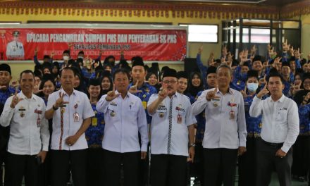 Pj Bupati Nukman Mengambil Sumpah Jabatan Sekaligus Serahkan SK PNS di Lingkungan Lambar