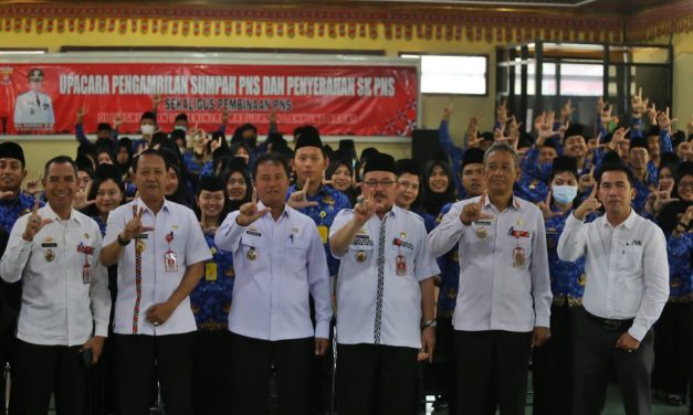 Pj Bupati Nukman Mengambil Sumpah Jabatan Sekaligus Serahkan SK PNS di Lingkungan Lambar