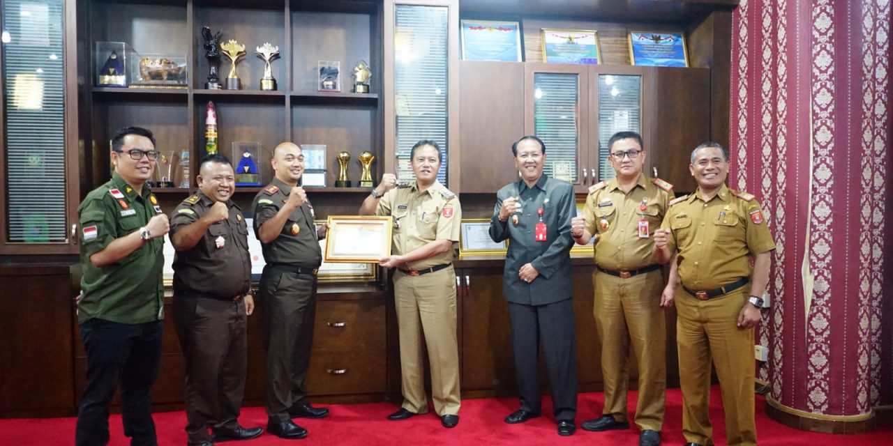 Perkuat Sinergitas, Pj Bupati Nukman Beri Penghargaan Kepada Kejari Lambar