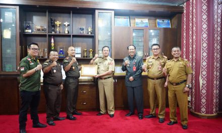 Perkuat Sinergitas, Pj Bupati Nukman Beri Penghargaan Kepada Kejari Lambar