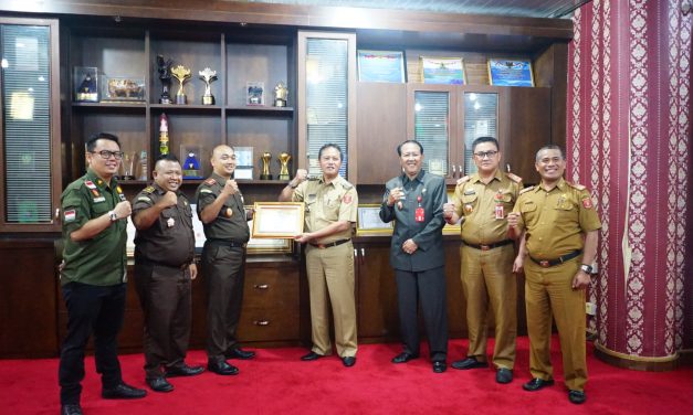 Perkuat Sinergitas, Pj Bupati Nukman Beri Penghargaan Kepada Kejari Lambar