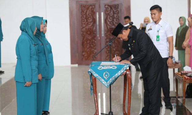 NY. Dra Zelda Naturi Nukman, M.M dilantik sebagai PJ. Ketua TP-PKK Kabupaten Lampung Barat.