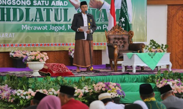 Hadiri Pengajian Akbar Satu Abad NU, Pj. Bupati Nukman Umrohkan Siswi MIN Dua Lambar.