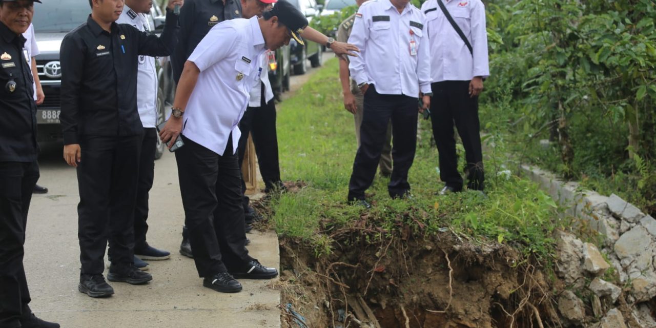 Tinjau Longsor Di Kecamatan Sekincau, Pj. Bupati Himbau Untuk Waspada.