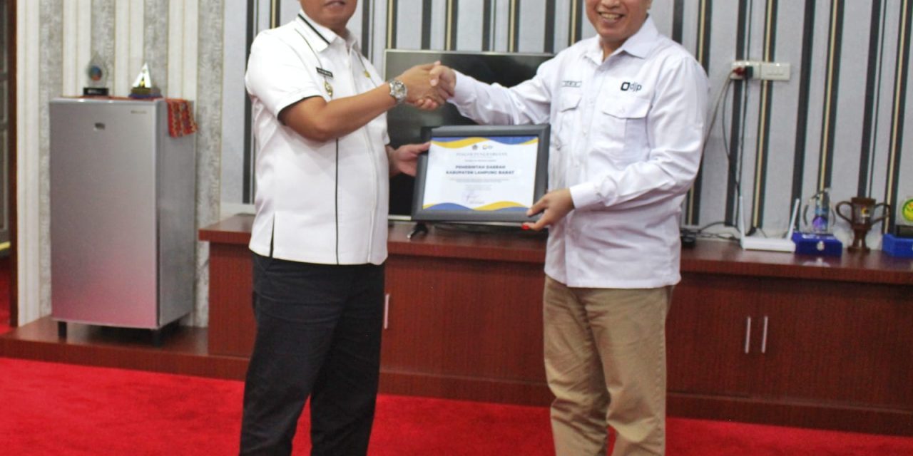 Pj. Bupati Lambar Terima Penghargaan Dari KPP Kota Bumi.