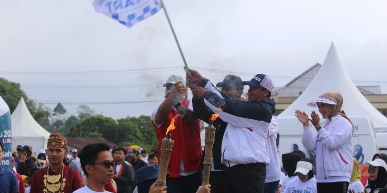 Buka Jalan Sehat Peringatan  HUT Ke-25 BUMN, Pj. Bupati Lambar Sebut Perkuat Sinergiritas.
