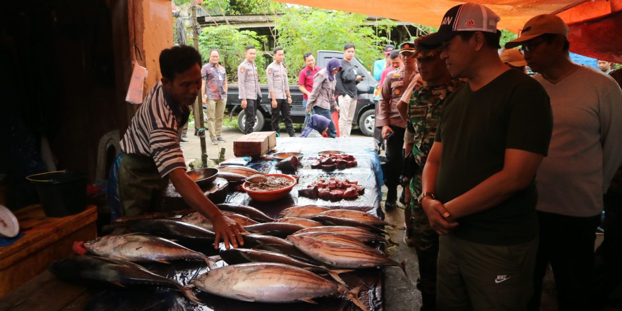 Pastikan Ketersediaan Bahan Pokok di Bulan Ramadhan Menjelang Idul Fitri, Pj. Bupati Sidak Pasar.