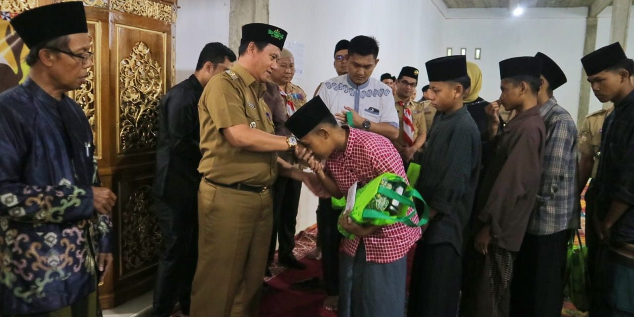 Pj. Bupati Lampung Barat serahkan santunan kepada santri yang kurang mampu