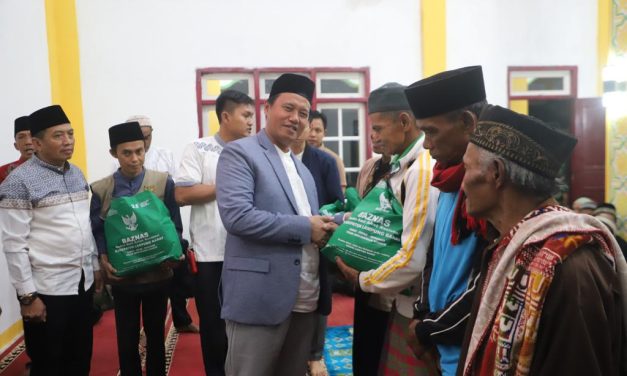 Safari Tarawih, Pemkab Lambar bagikan 52 paket sembako