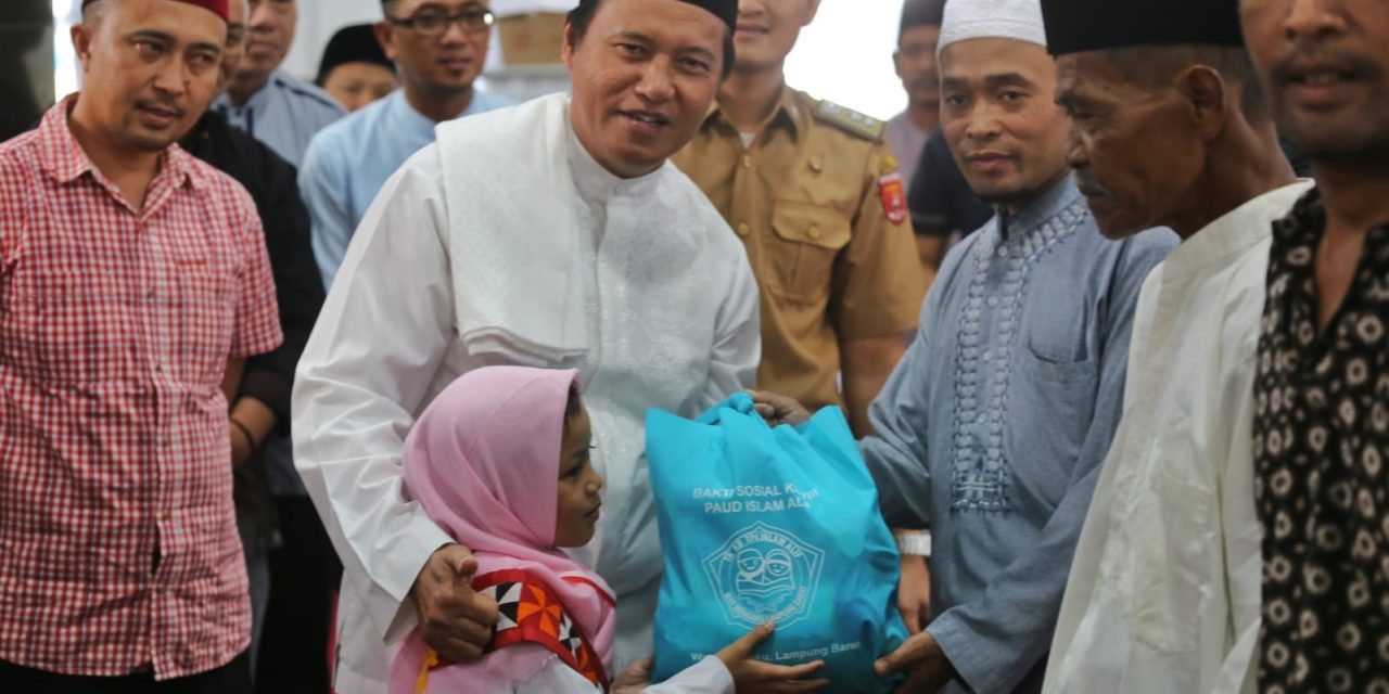 Serahkan Bantuan, Pj. Bupati Nukman Pancarkan raut Wajah Bahagia.