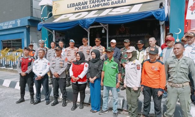 Tinjau Pos Terpadu Lebaran, Pj. Bupati Lambar Serahkan Bantuan Kepada Petugas