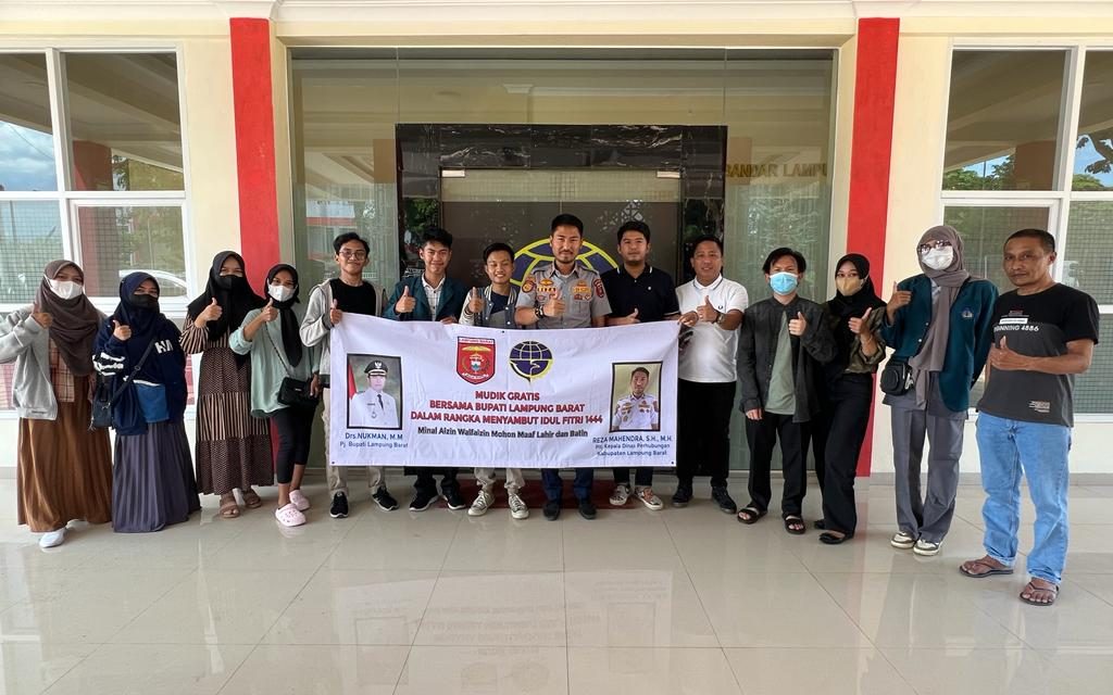 Pj. Bupati Lambar Berangkatkan  Mahasiswa Mudik Gratis.
