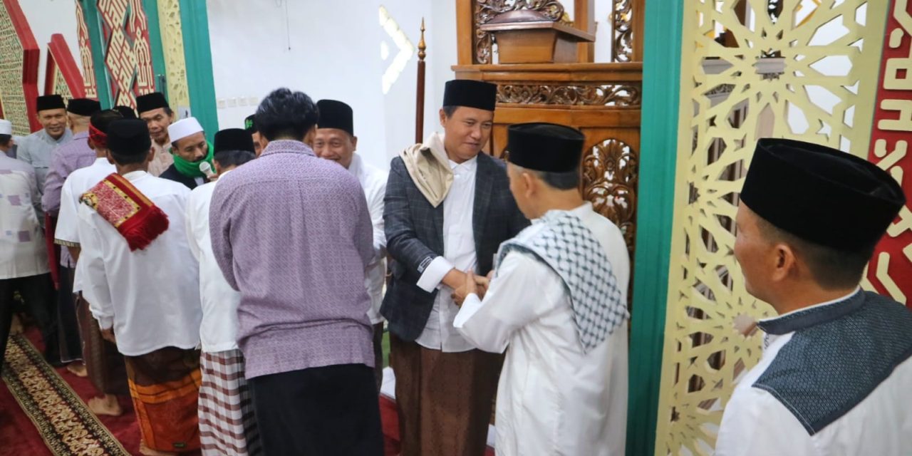 Pj. Bupati Lambar Beserta Jajaran Laksanakan Shalat Idul Fitri Bersama Warga Kelurahan Way Mengaku.