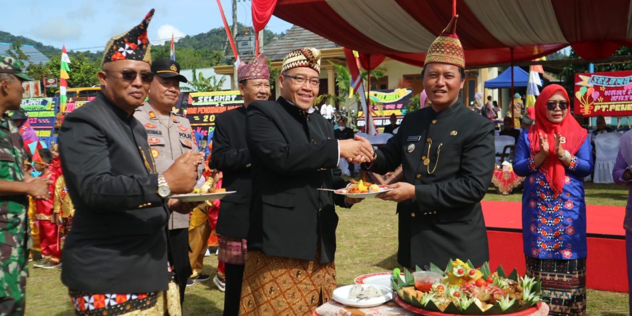 Berbagai Baju Adat Mewarnai Upacara Hardiknas 2023 Tingkat Kabupaten Lambar.