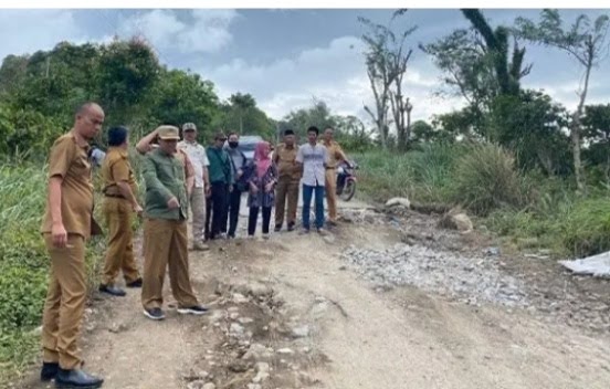 Pj. Bupati Lampung Barat pastikan perbaikan jalan lumbok semingung dibangun pertengahan tahun