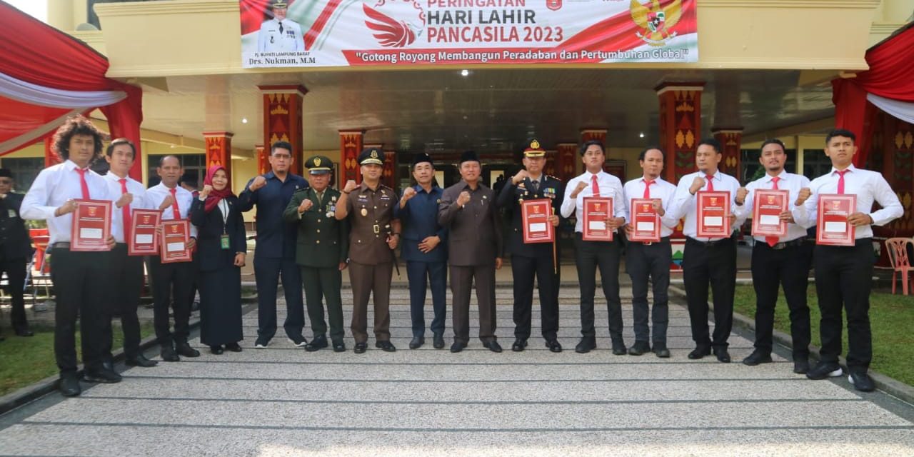 Upacara Peringatan Hari Lahir Pancasila Tingkat Pemkab Lambar, Didominasi Penyerahan Penghargaan.
