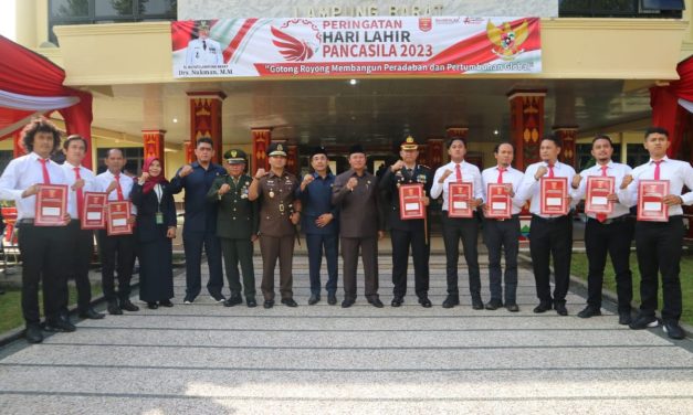 Upacara Peringatan Hari Lahir Pancasila Tingkat Pemkab Lambar, Didominasi Penyerahan Penghargaan.