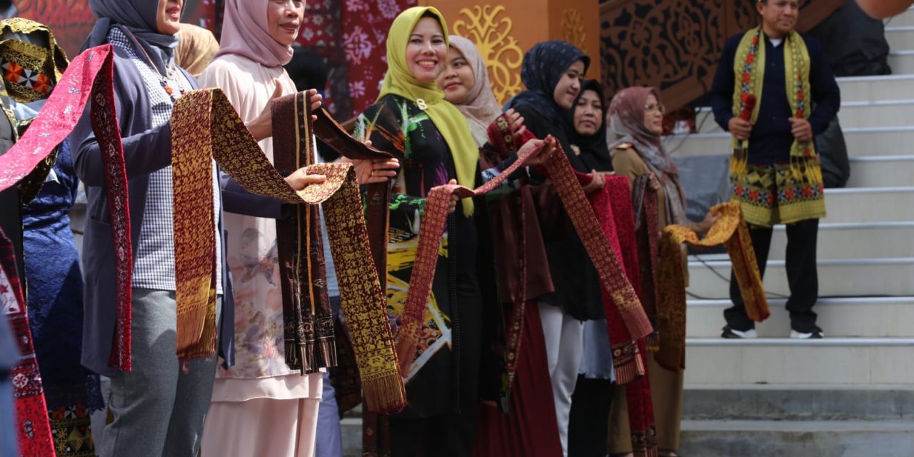 Pj Bupati Besama Ketua TP-PKK Lambar Nari Nyambai Besama Peserta Lomba.