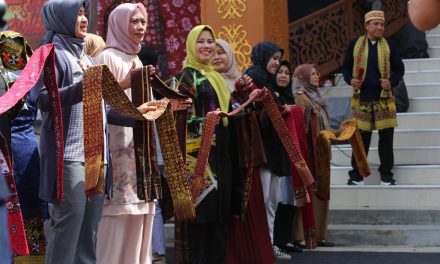 Pj Bupati Besama Ketua TP-PKK Lambar Nari Nyambai Besama Peserta Lomba.
