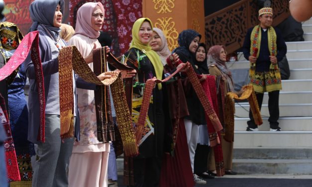 Pj Bupati Besama Ketua TP-PKK Lambar Nari Nyambai Besama Peserta Lomba.