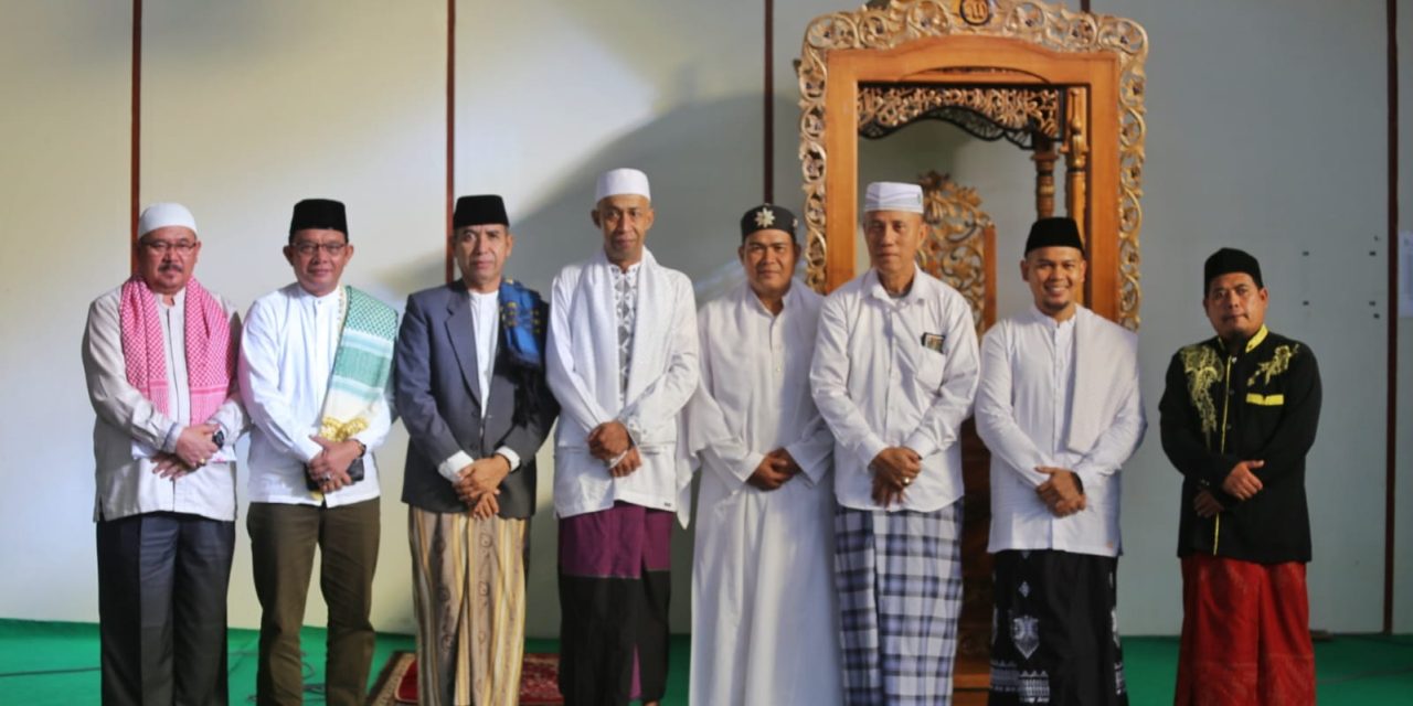 Shalat Idul Adha di Islamic Center, Plh. Sekda Lambar Ajak Masyarakat Doakan Jama’ah Haji.