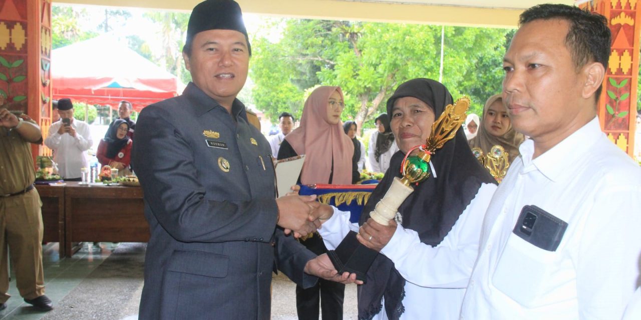 Peringati Hari Koperasi Nasional Ke-76, Pj. Bupati Lambar Berikan Penghargaan Kepada Koperasi Berprestasi