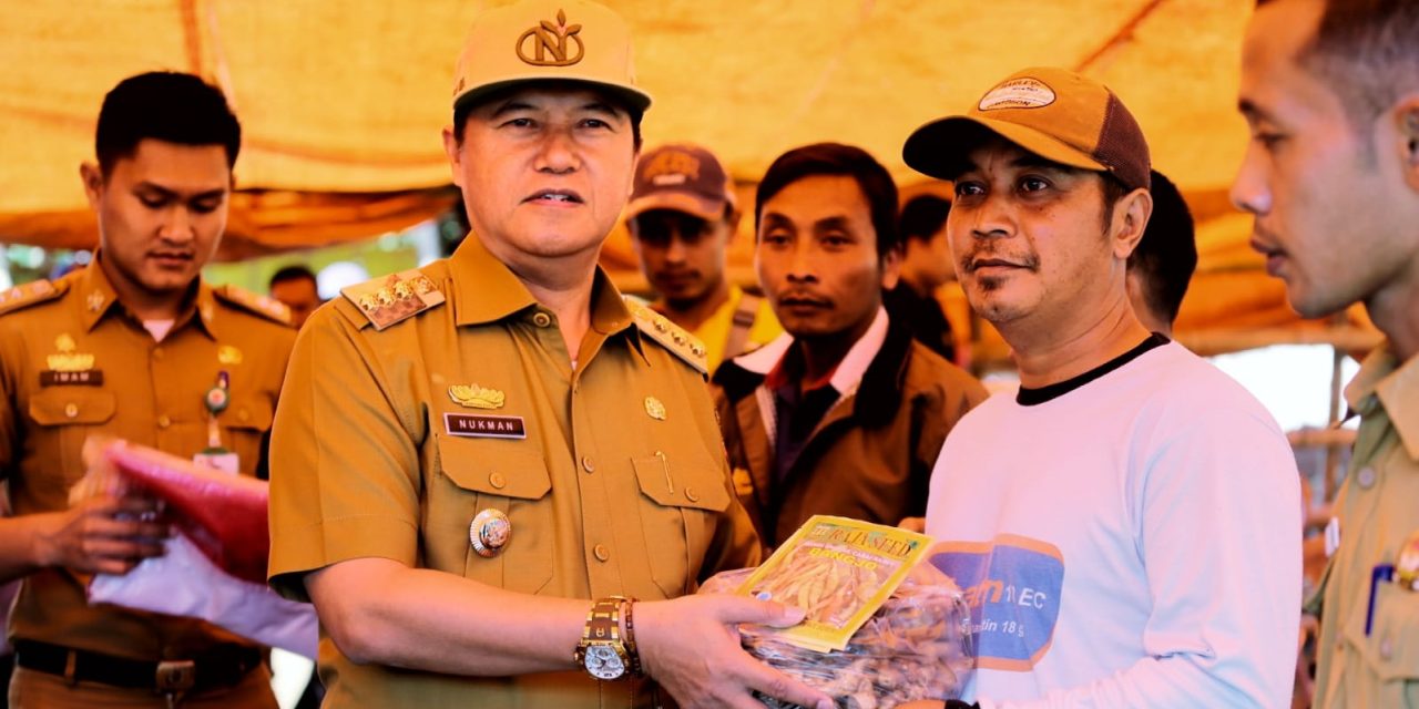 Buka Pelatihan Sekolah Lapang, Pj. Bupati Lambar Serahkan Bantuan Hewan Ternak Hingga Bibit Sayuran