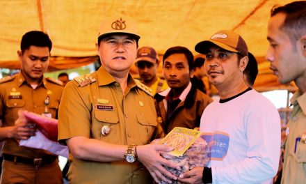 Buka Pelatihan Sekolah Lapang, Pj. Bupati Lambar Serahkan Bantuan Hewan Ternak Hingga Bibit Sayuran
