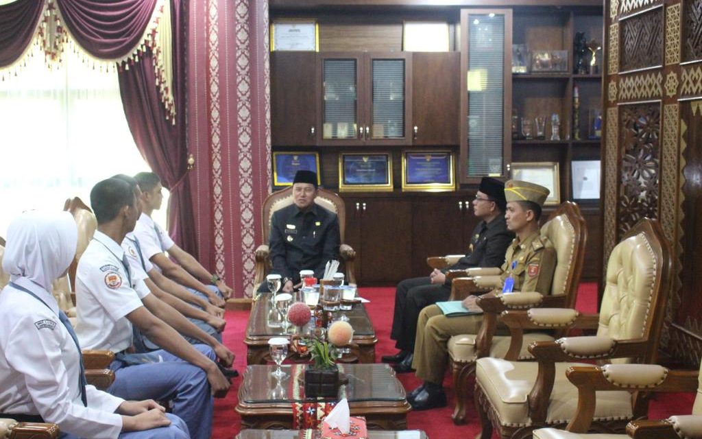 Pj. Bupati Lambar Drs. Nukman, M.M. menerima audiensi siswa-siswi Paskibraka Provinsi Lampung
