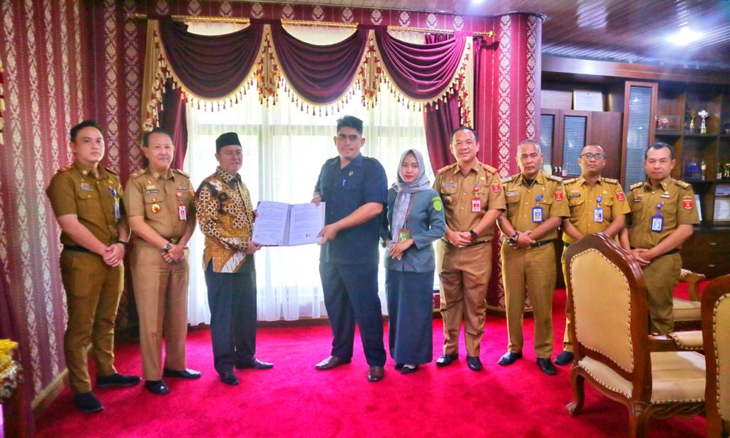 Pj. Bupati Lambar Lakukan Penandatanganan Kerjasama Antara Pemkab Lambar Dengan Pengadilan Negeri Liwa.