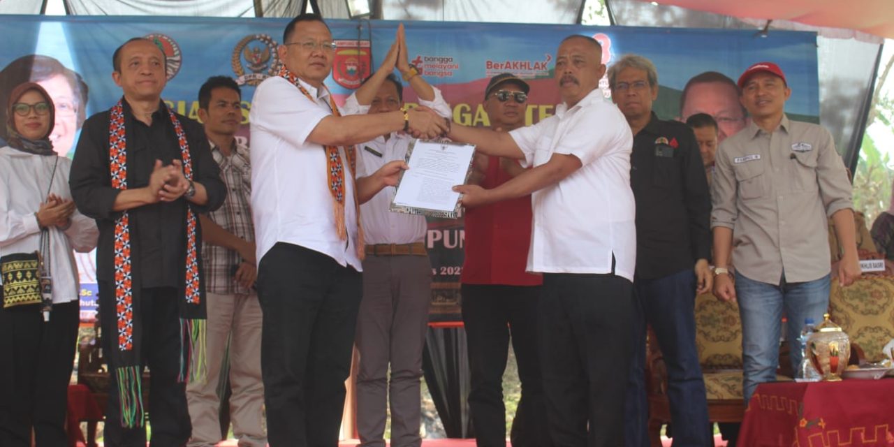 Penuh haru masyarakat Sukapura  Kec. Sumber Jaya terima SK Menteri LHK terkait pembebasan hutan kawasan