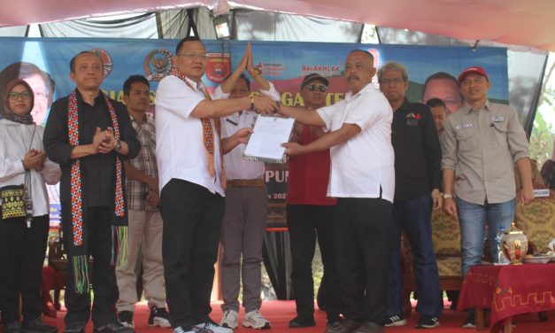 Penuh haru masyarakat Sukapura  Kec. Sumber Jaya terima SK Menteri LHK terkait pembebasan hutan kawasan