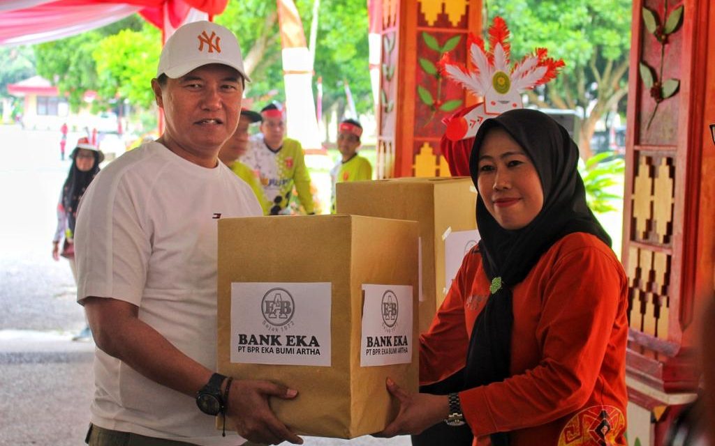Bagikan Hadiah Perlombaan HUT RI Ke 78, Pj. Bupati Lambar Harap Pertahankan Permainan Tradisional