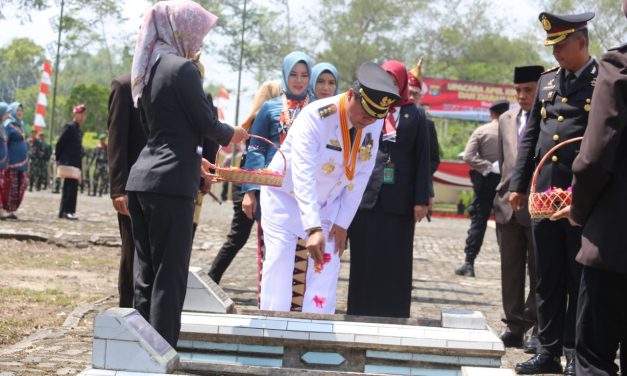 Peringati Hut Ke 78 RI, Pemkab Lambar Gelar Upacara Kenaikan Bendera Hingga Ziarah Nasional