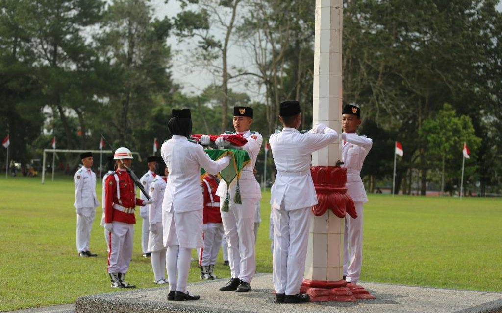 Hadiri Upacara Penurunan Bendera Merah Putih, Sekda Lambar Apresiasi Keberhasilan Paskibraka.