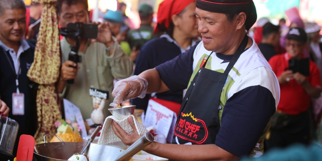 Meriahkan Hut Ke-32, Pj. Bupati Lambar Ikuti Lomba Membuat Nasi Goreng.