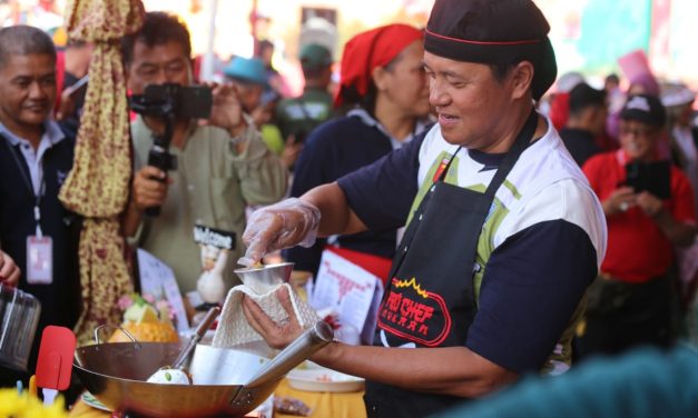 Meriahkan Hut Ke-32, Pj. Bupati Lambar Ikuti Lomba Membuat Nasi Goreng.