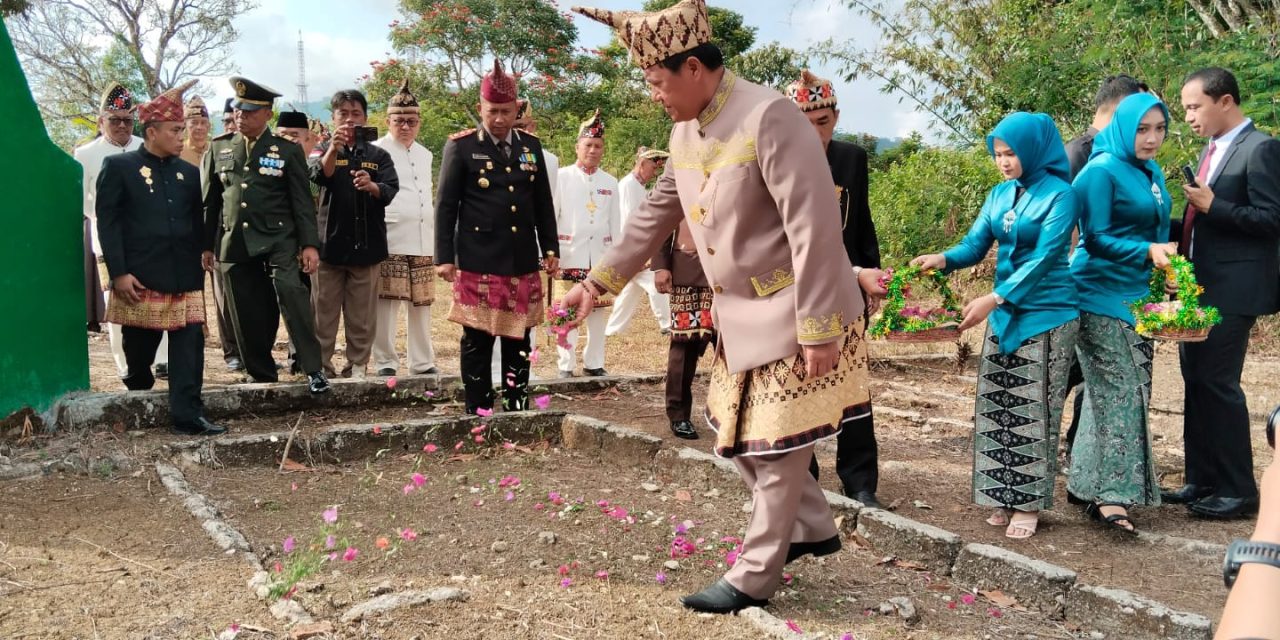 Pemkab Lambar dan unsur Forkopimda lakukan ziarah dan tabur bunga di pemakaman masal korban gempa liwa