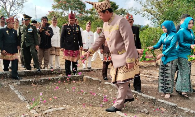 Pemkab Lambar dan unsur Forkopimda lakukan ziarah dan tabur bunga di pemakaman masal korban gempa liwa